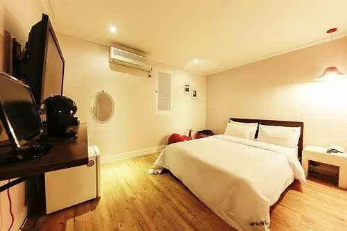 In Sinchon Goguma Motel 2*