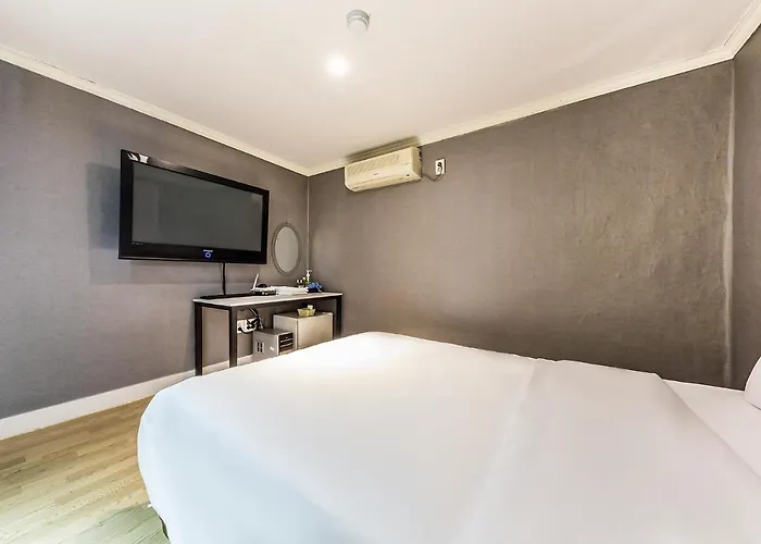 In Sinchon Goguma 2* Seoul